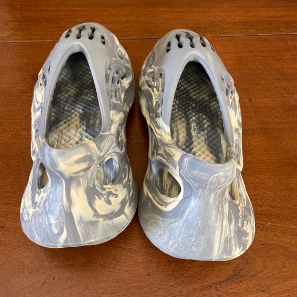 Yeezy Foam Runners - Picture 2 of 3